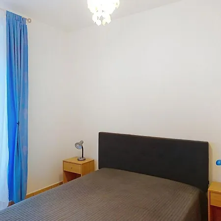 F2 Devant Les Thermes