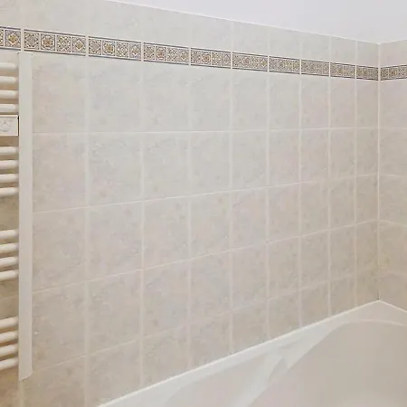 F2 Devant Les Thermes Lejlighed