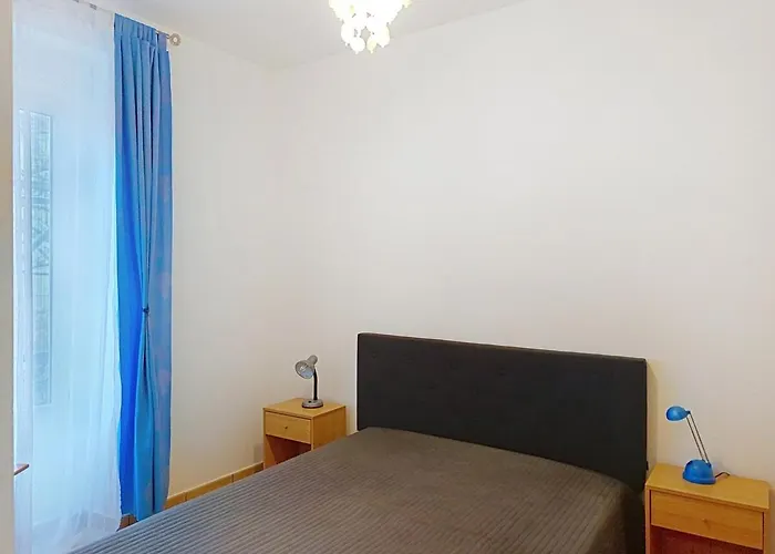 F2 Devant Les Thermes