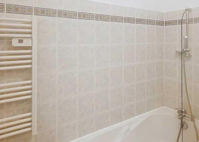 F2 Devant Les Thermes Lejlighed